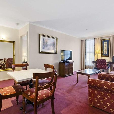 Canterbury International Hotel Forest Hill Екстериор снимка