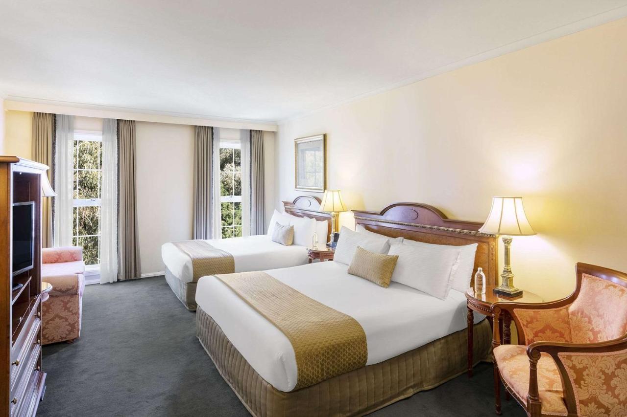 Canterbury International Hotel Forest Hill Екстериор снимка
