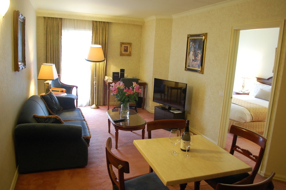 Canterbury International Hotel Forest Hill Екстериор снимка