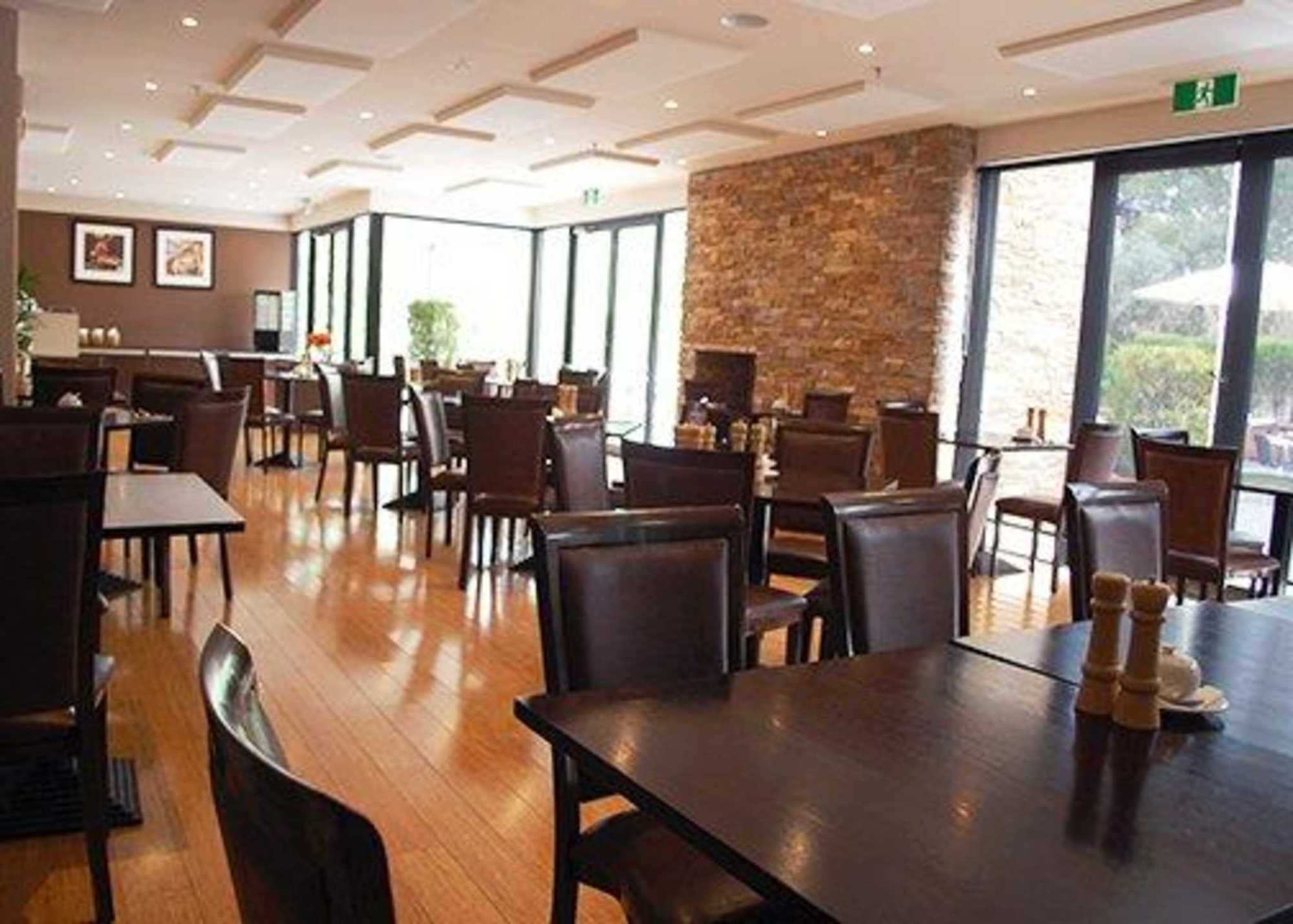 Canterbury International Hotel Forest Hill Ресторант снимка