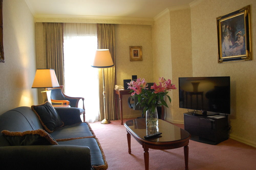 Canterbury International Hotel Forest Hill Екстериор снимка
