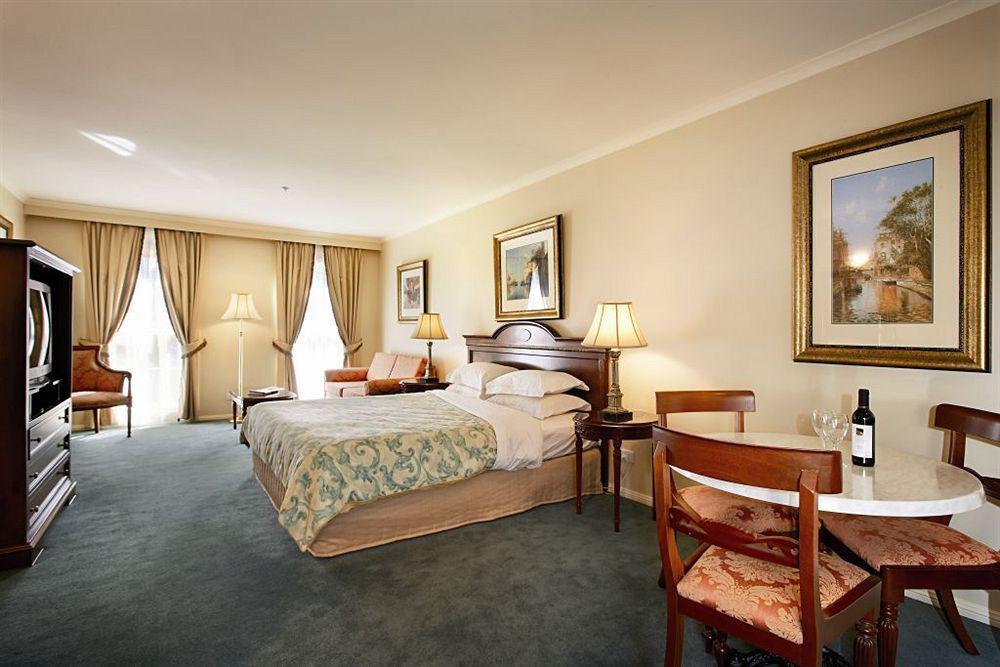 Canterbury International Hotel Forest Hill Екстериор снимка